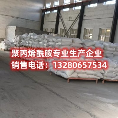 聚丙烯酰胺分子结构示意图，显示链状排列的高分子结构。
