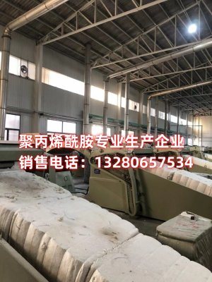 淄博聚隆化工的研发团队在高科技设备前进行实验