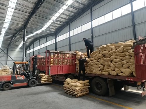 淄博聚隆化工产品仓库内聚丙烯酰胺装车场景