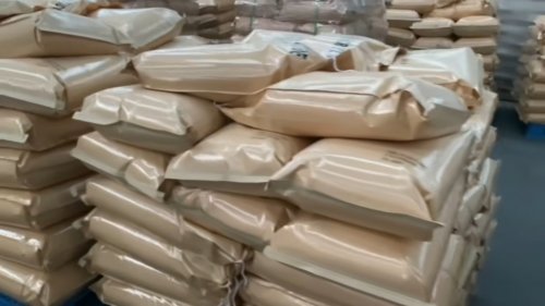 产品整齐堆放在仓库货架上