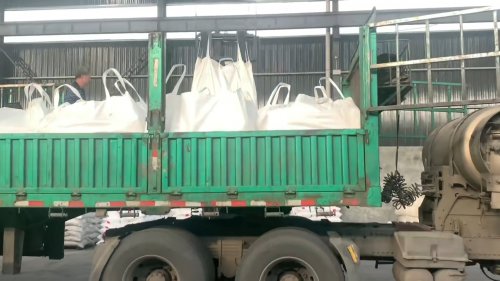 工厂厂区内正在装车的电厂专用聚丙烯酰胺产品