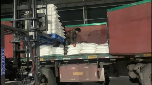 工厂内装载洗砂用聚丙烯酰胺产品
