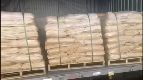 洗砂用聚丙烯酰胺产品在工厂装车现场