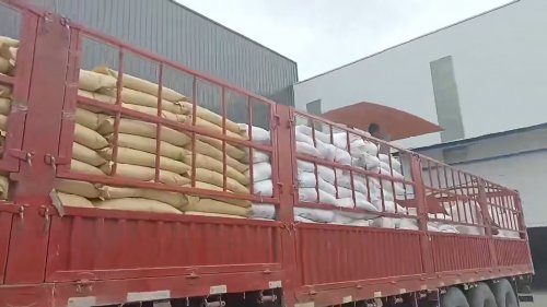 油田压裂液用聚丙烯酰胺产品装车准备发货