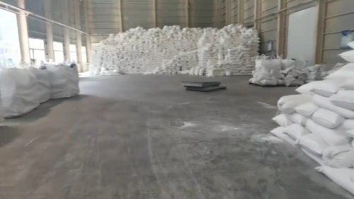 工厂厂区内装车的照片