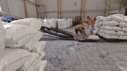 我厂生产线上装车的PAM增稠剂产品