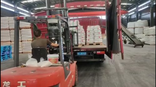 工厂内聚丙烯酰胺产品装车，产品即将发往污水处理厂