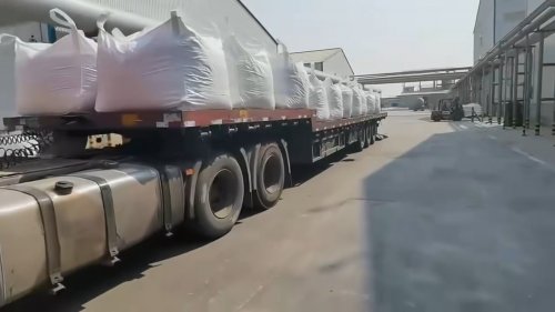工厂厂区内正在进行聚丙烯酰胺产品的装车，产品即将运往葫芦岛水处理项目现场。