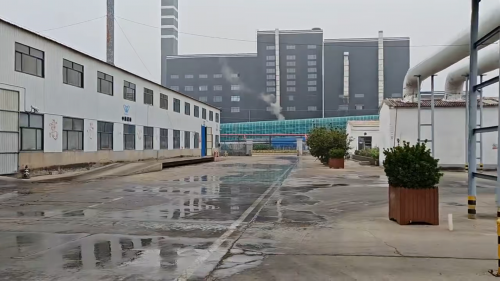 莱芜聚丙烯酰胺工厂厂区全景，展示现代化生产设施和环保标准