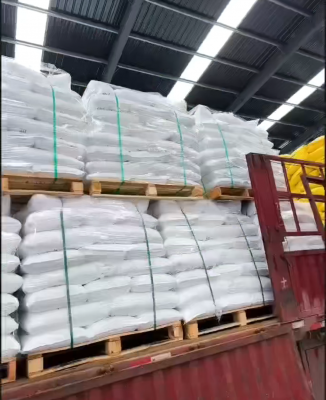 制香用聚丙烯酰胺产品装车现场，工作人员操作高效有序