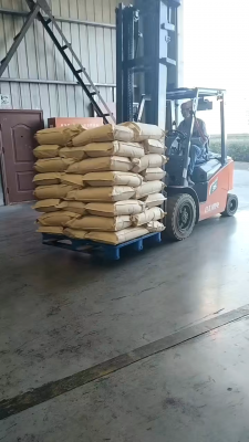 工厂货运车辆满载制香用聚丙烯酰胺产品，准备发往全国各地