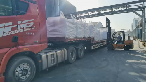 工厂厂区内聚丙烯酰胺产品装车，保障高效供应