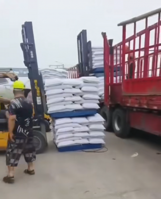 聚丙烯酰胺产品装车运输，工厂现场展示洗煤废水处理药剂