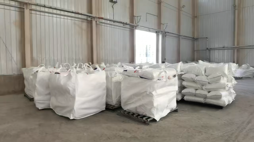 工业级聚丙烯酰胺货源装车，污水处理产品运输中