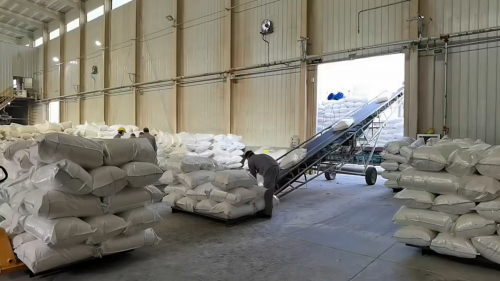 工厂厂区聚丙烯酰胺产品装车，准备运输到客户