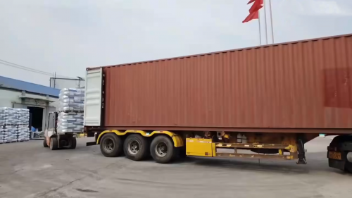 大渡口工厂产品装车，聚丙烯酰胺悬浮剂混凝剂运输