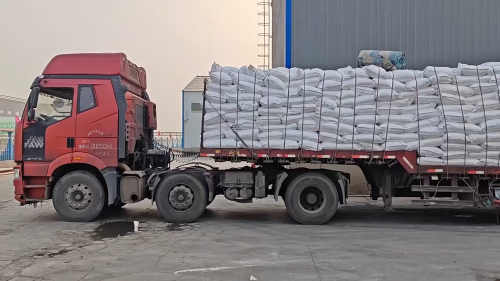 高分子量聚丙烯酰胺产品在工厂厂区装车，确保快速配送。