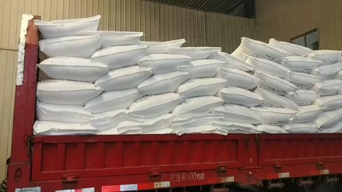 吉林高分子量聚丙烯酰胺产品在生产厂区装车发货。