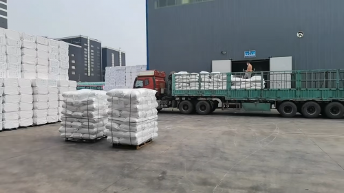 赤峰工厂厂区正在装车的聚丙烯酰胺产品，展示了聚丙烯酰胺在运输过程中的质量保证。