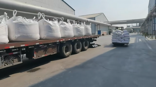 洗沙场聚丙烯酰胺产品装车现场，工厂产品运输准备
