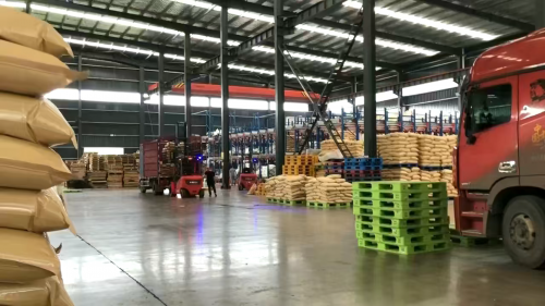 内蒙古聚丙烯酰胺产品装车现场，展示水处理行业用絮凝剂