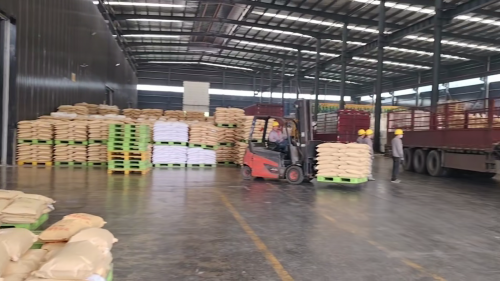 岳阳工厂产品装车现场，聚丙烯酰胺PAM增稠剂运输中