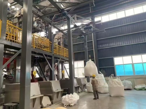 太原聚丙烯酰胺工厂装车场景，展示产品配送