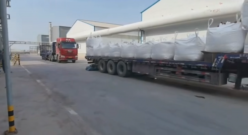 山南聚丙烯酰胺生产企业产品装车现场，展示高质量聚丙烯酰胺配送过程