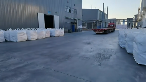 云南洗砂沉淀池聚丙烯酰胺产品装车现场