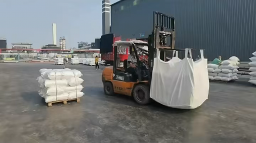 临夏油田用聚丙烯酰胺产品装车现场