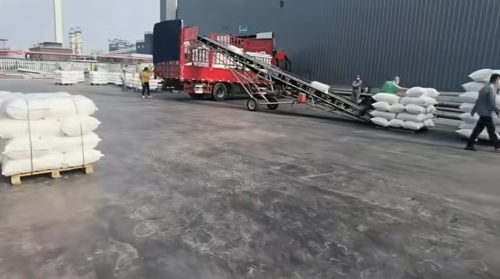 湖北驱油用聚丙烯酰胺产品装车现场全景